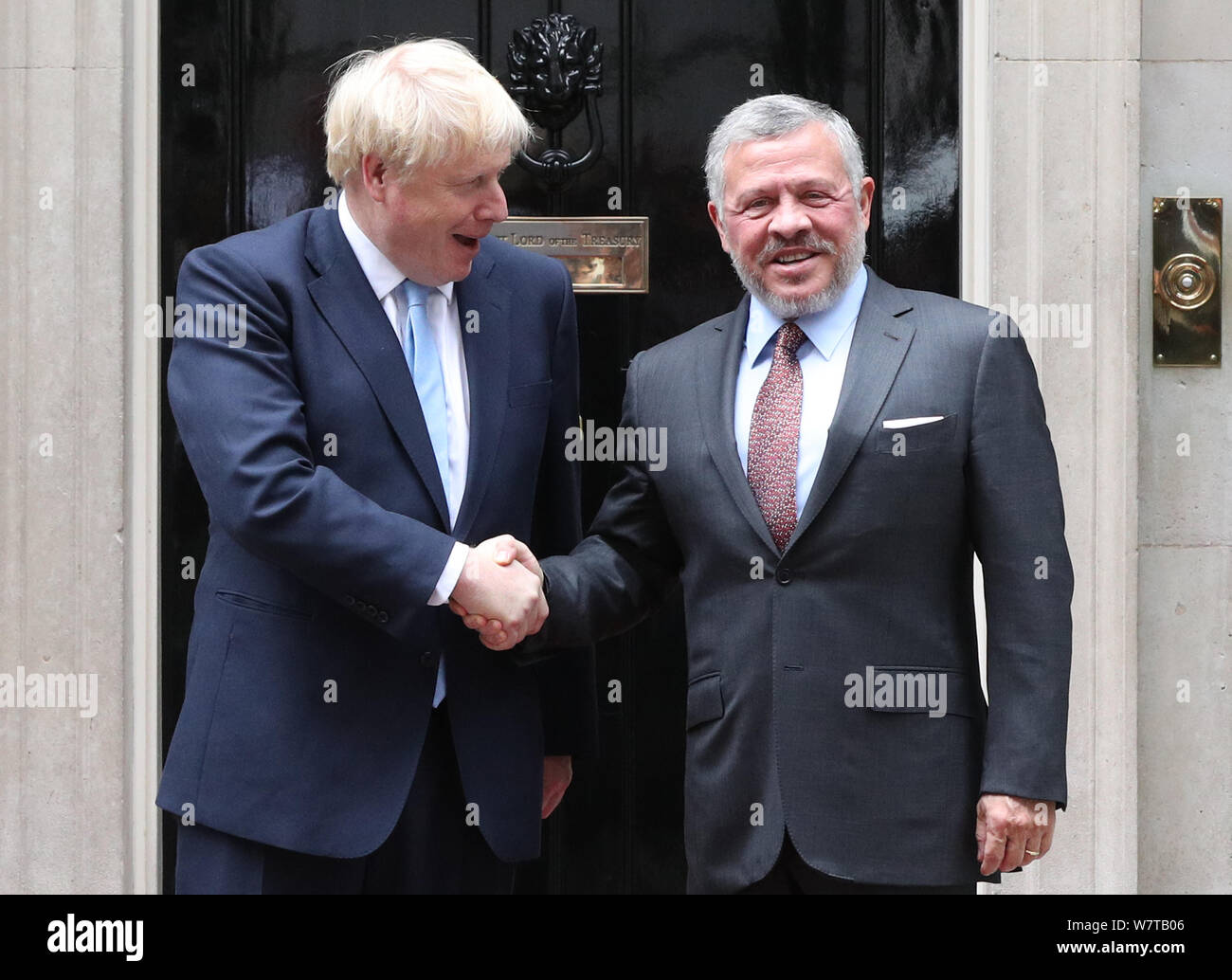 Premierminister Boris Johnson (links) mit König Abdullah II. von Jordanien bei 10 Downing Street, London im Vorfeld der Gespräche. Stockfoto