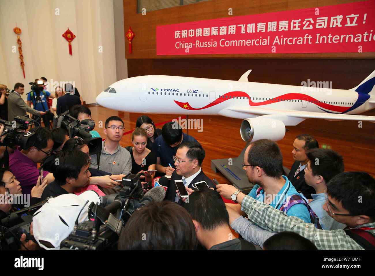 Eine Führungskraft ist vor ein Modell von einem breiten Körper Passenger Jet bei der Eröffnung des Shanghai interviewt-basierte China-Russia Commercia Stockfoto