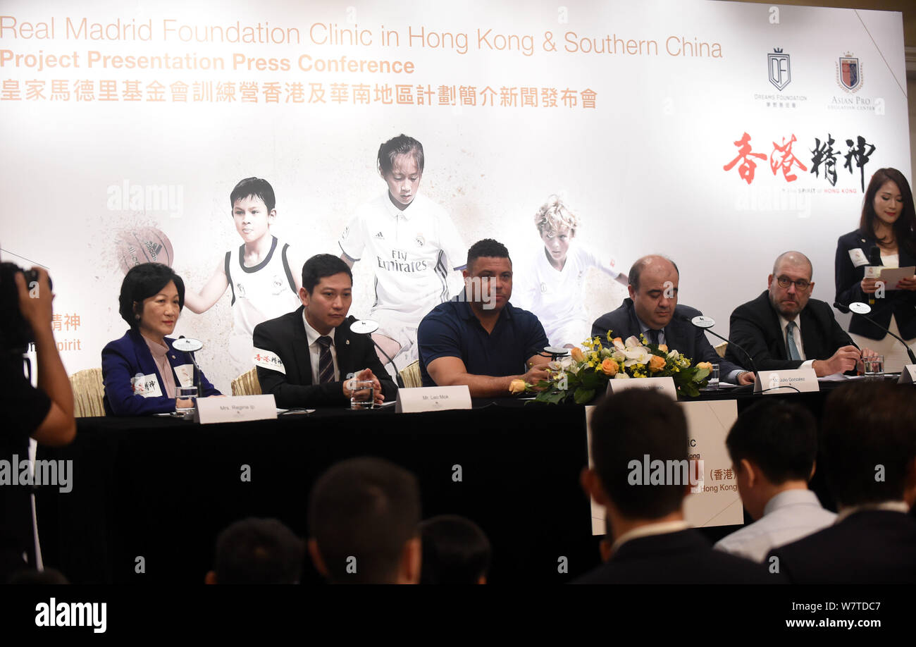 Brasilianischen Fußball-Star Ronaldo Luis Nazario de Lima, Zentrum, allgemein bekannt als Ronaldo, besucht die Real Madrid Stiftung Klinik in Hong Kong and Sout Stockfoto