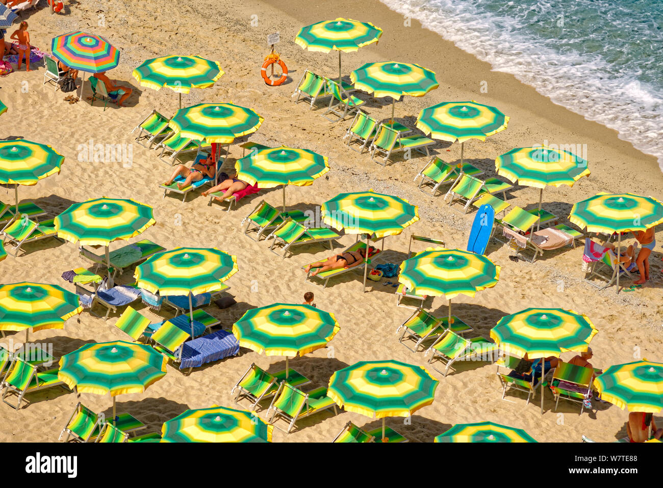 Sonnenschirme am Strand von Tropea in Kalabrien in Süditalien. Stockfoto