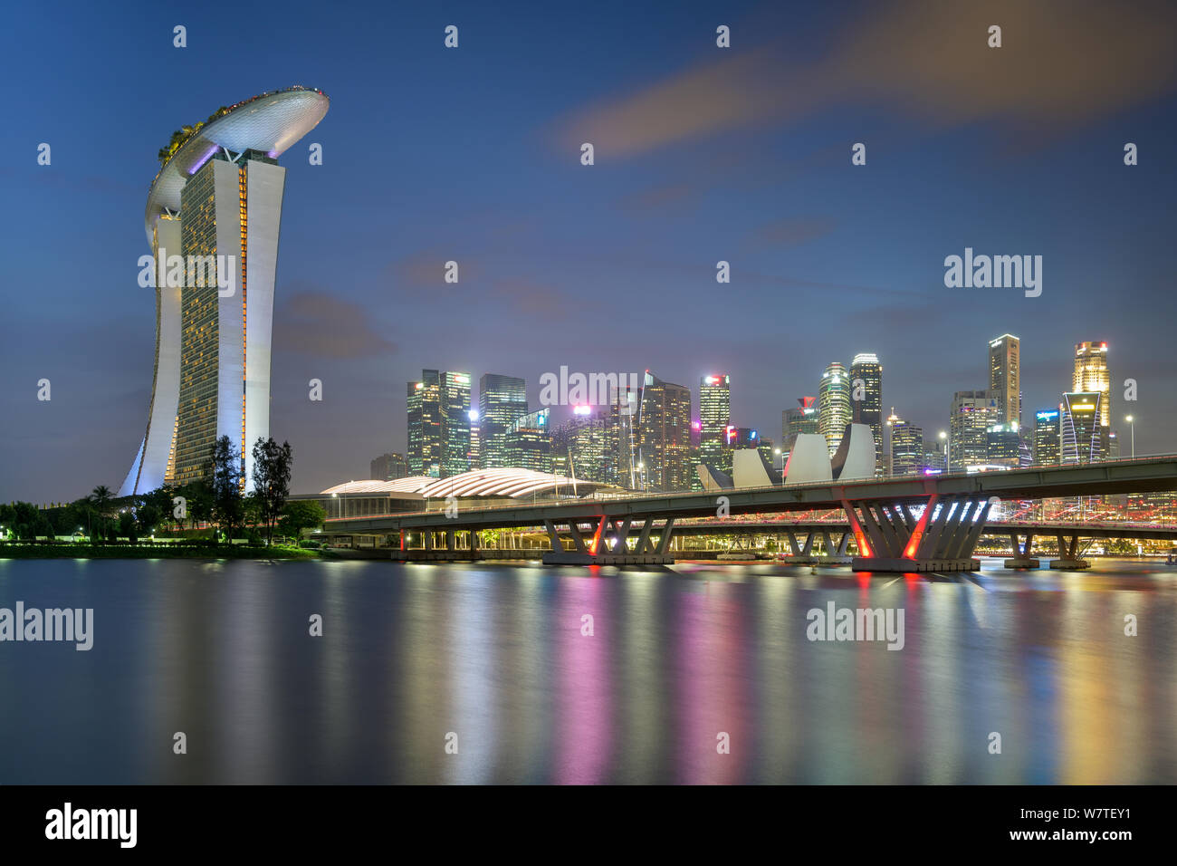 Singapur - 25. Januar 2019: Blick auf den Benjamin Sheares Brücke, das Marina Bay Sands Hotel und die Skyline des Financial District Stockfoto