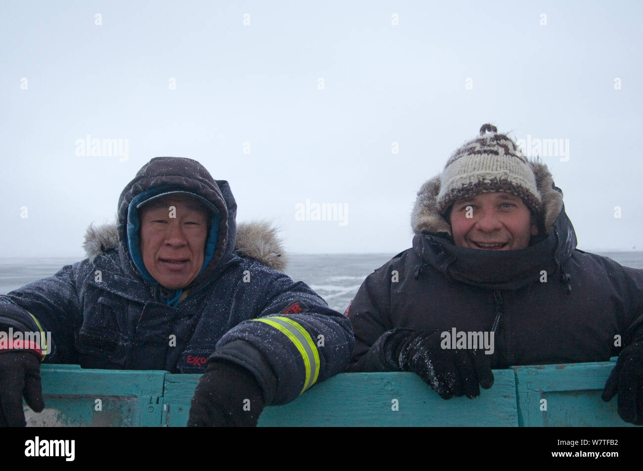 Jack Kayotuk und Fotograf Steven Kazlowski, Kaktovik, Barter Island, North Slope der Brooks Range, Beaufort Sea, Alaska, Oktober. Stockfoto