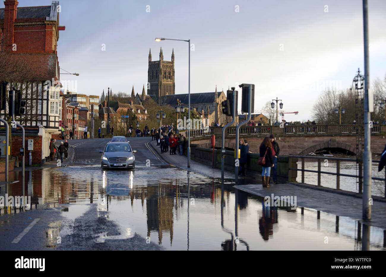 Anzeigen von Worcester Cathedral mit Überflutete Straße in den Vordergrund, Worcester, England, Großbritannien, Februar 2014. Stockfoto