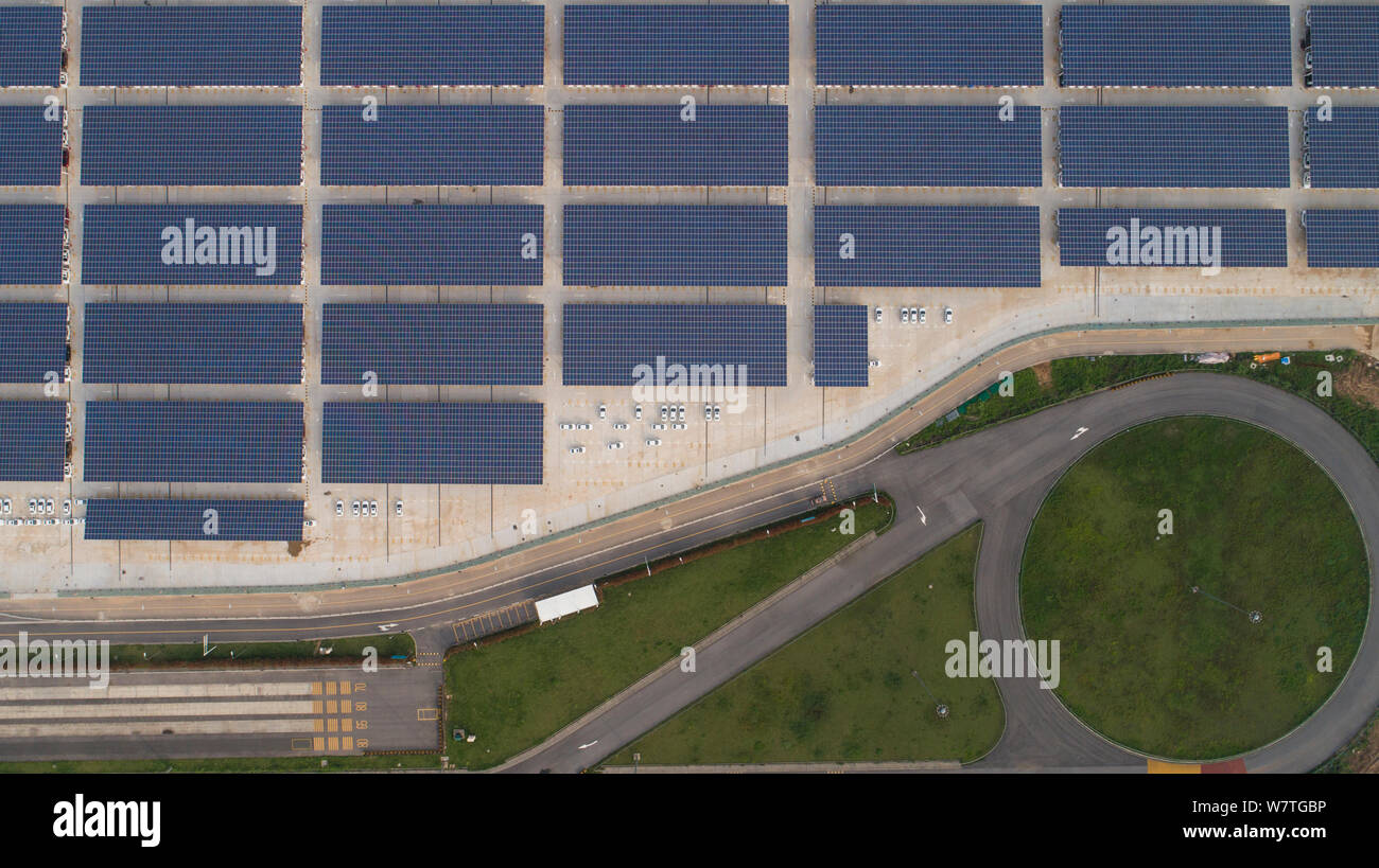 Neu gebauten Autos sind unter Arrays von Solarzellen an die automatische Anlage der SAIC-GM, ein Joint Venture zwischen der SAIC Motor und General Motors geparkt, in Wuhan Stockfoto