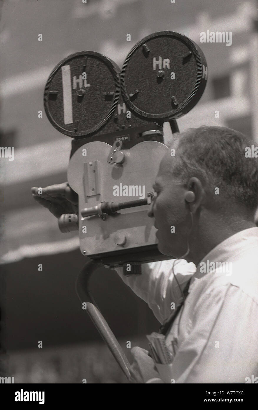 1960, historische, ein Kameramann mit einer Filmkamera auf seiner Schulter fllming ein Ereignis, Kalifornien, USA. Stockfoto