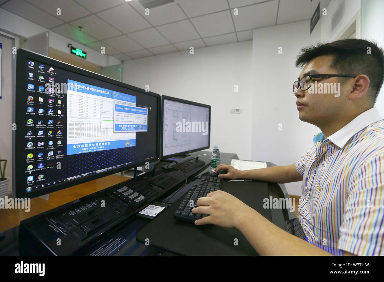 Ein chinesischer Ingenieur präsentiert die Software an Dateien, die durch das Virus''WannaCry'' der Wiederherstellungsschlüssel Labor der Provinz Sichuan in Ch verschlüsselte wiederherstellen Stockfoto