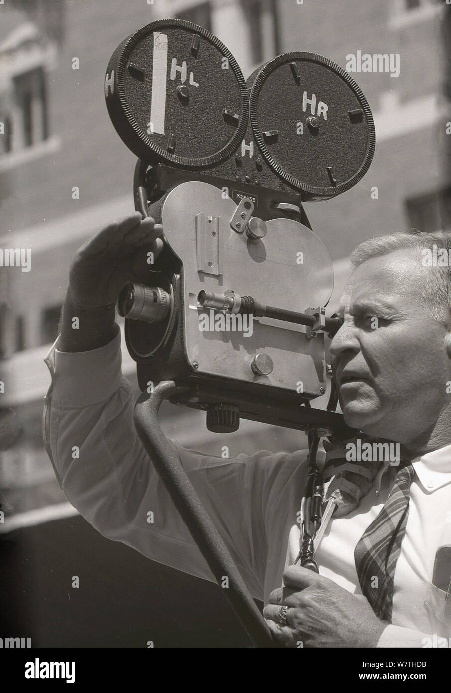 1960, historische, ein Kameramann mit einer Filmkamera auf seiner Schulter fllming ein Ereignis, Kalifornien, USA. Stockfoto