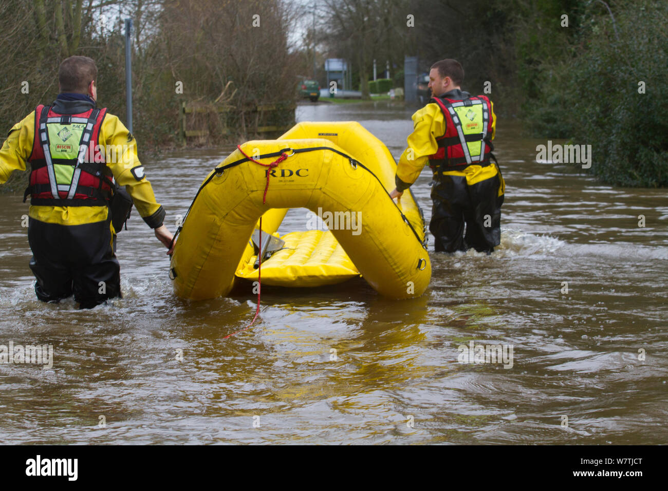 Rescue Flut Freiwillige aus Mercia Rescue Service mit Schlauchboot evakuieren Hausbesitzer während der Februar 2014 Überschwemmungen, Upton auf Severn, Worcestershire, England, UK, 9. Februar 2014. Stockfoto