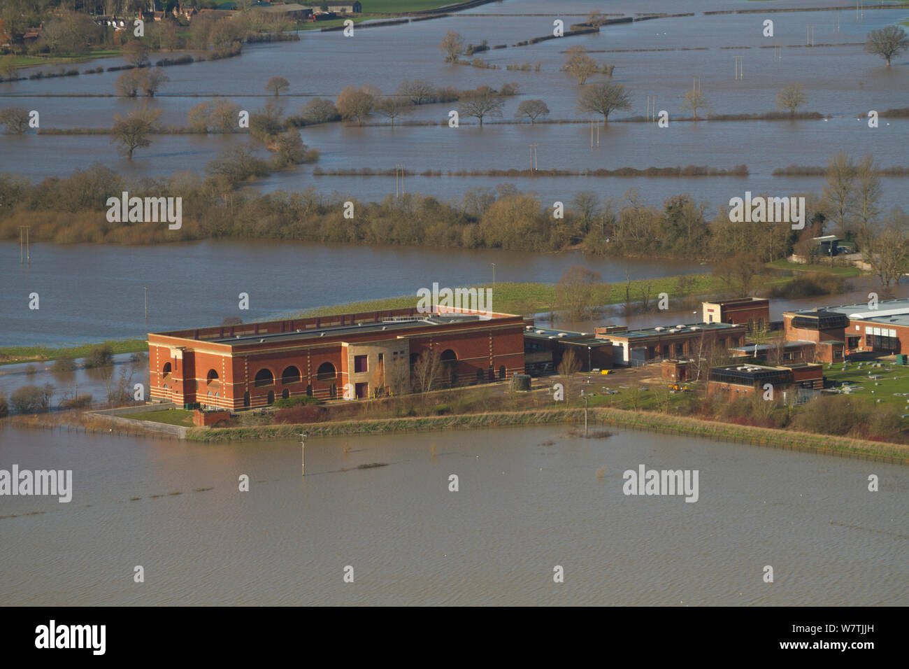 Umweltagentur Pumpstation in Tewkesbury, umgeben von ausgedehnten Überschwemmungen nach dem Februar 2014 Überschwemmungen, Gloucestershire, England, UK, 7. Februar 2014. Stockfoto