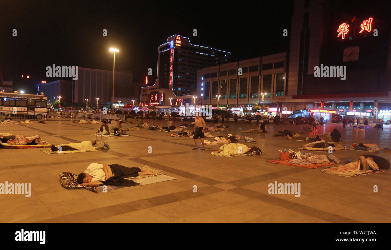 Die Passagiere schlafen auf dem Platz von Zhengzhou Bahnhof in Zhengzhou City, Central China Provinz Henan, 18. Mai 2017. Hunderte von passenge Stockfoto
