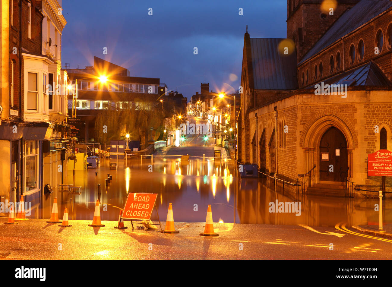 Guildford Stadtzentrum, am Fluss Wey bei Nacht überschwemmt, während Weihnachten Hochwasser 2013. Surrey, England, UK, 25. Dezember 2013. Stockfoto