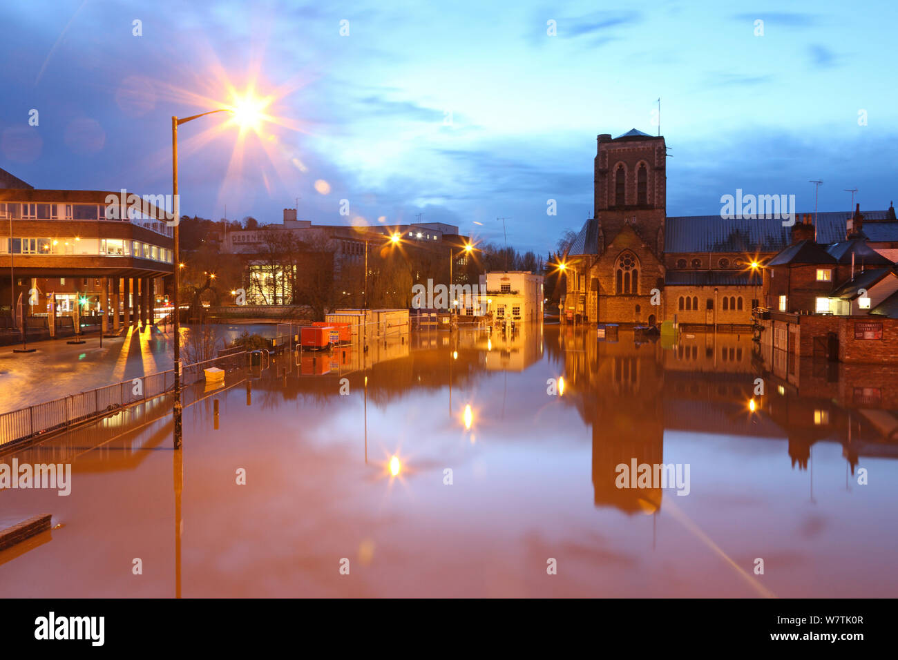 Guildford Stadtzentrum, am Fluss Wey bei Nacht überschwemmt, während Weihnachten Hochwasser 2013. Surrey, England, UK, 25. Dezember 2013. Stockfoto