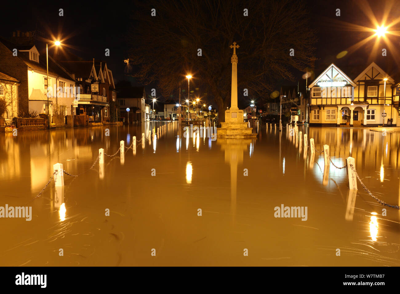 Überschwemmte Stadt Datchet bei Nacht im Februar Überschwemmungen 2014, Berkshire, England, UK, 11. Februar 2014. Stockfoto