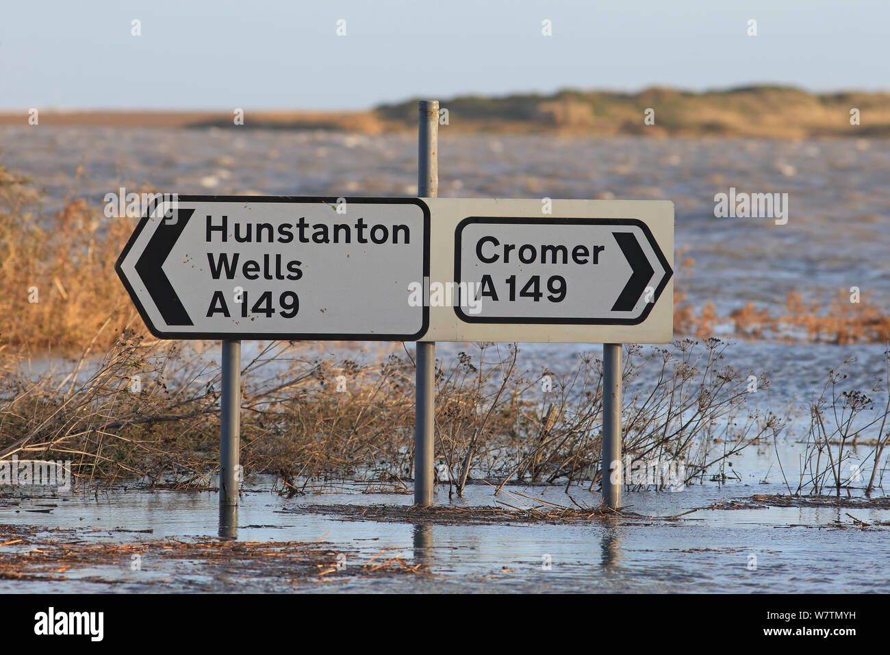 Anfahrtsbeschreibung Zeichen auf überschwemmten Straßen in der Nähe von Salthouse, Norfolk, England, UK, Dezember 2013. Stockfoto