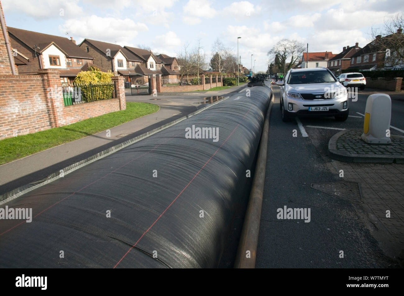 Flut protetction Barriere (mit Wasser gefüllt) Wohnungen im Februar Überschwemmungen 2014, Chertsey, Surrey, England, UK, 16. Februar 2014 Stockfoto