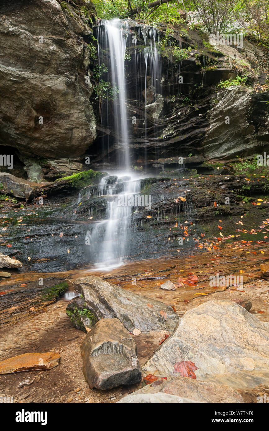 Hidden Falls, Hanging Rock State Park. Die Fälle sind Teil der Berge-Meer State Trail. North Carolina, USA, Oktober 2013. Stockfoto