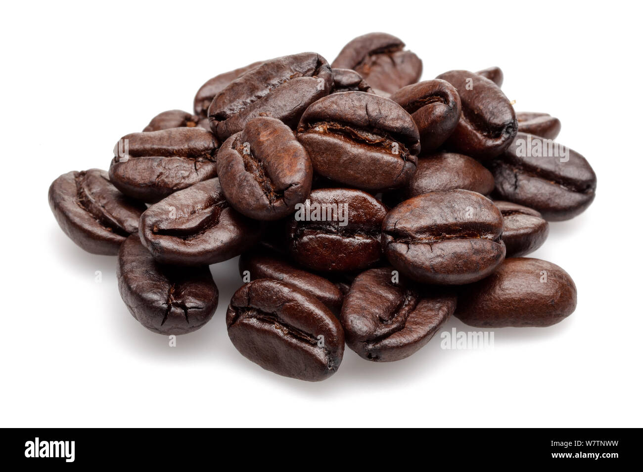 Geröstete Kaffeebohnen isoliert auf weißem Hintergrund Stockfoto