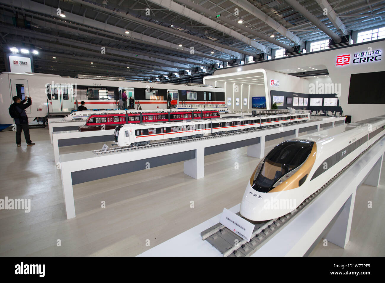 ---- Blick auf Modelleisenbahnen auf Anzeige am Stand von Crrc (China Eisenbahnrollmaterial Corporation) während einer Ausstellung in Changchun Stadt, northea Stockfoto