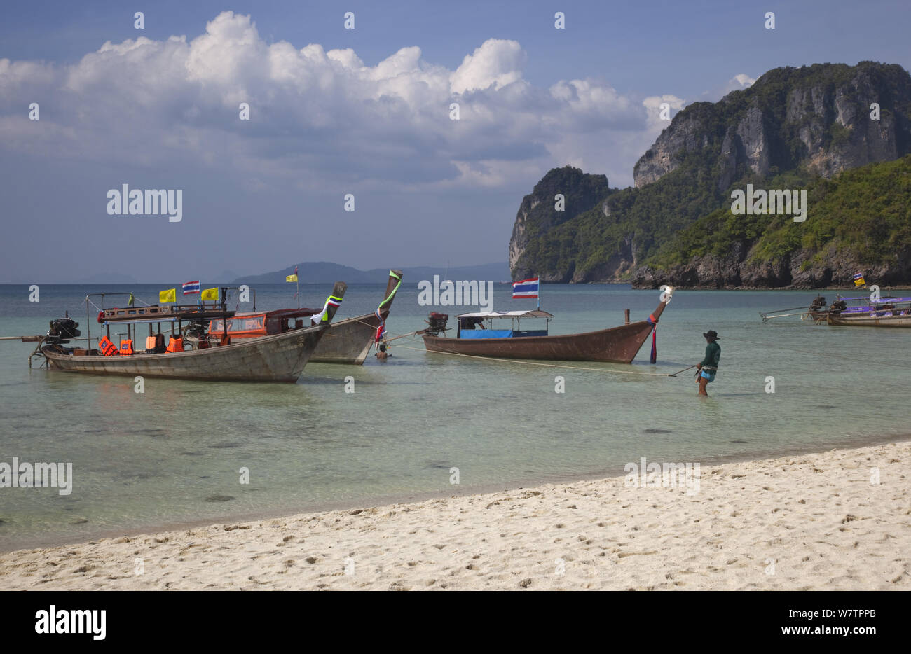 Boote im flachen Wasser mit weit entfernten Rocky Kalksteinfelsen, Railay Resort, Ao Phra Nang, Ko Poda Island, Provinz Krabi, Thailand, Dezember 2011. Stockfoto