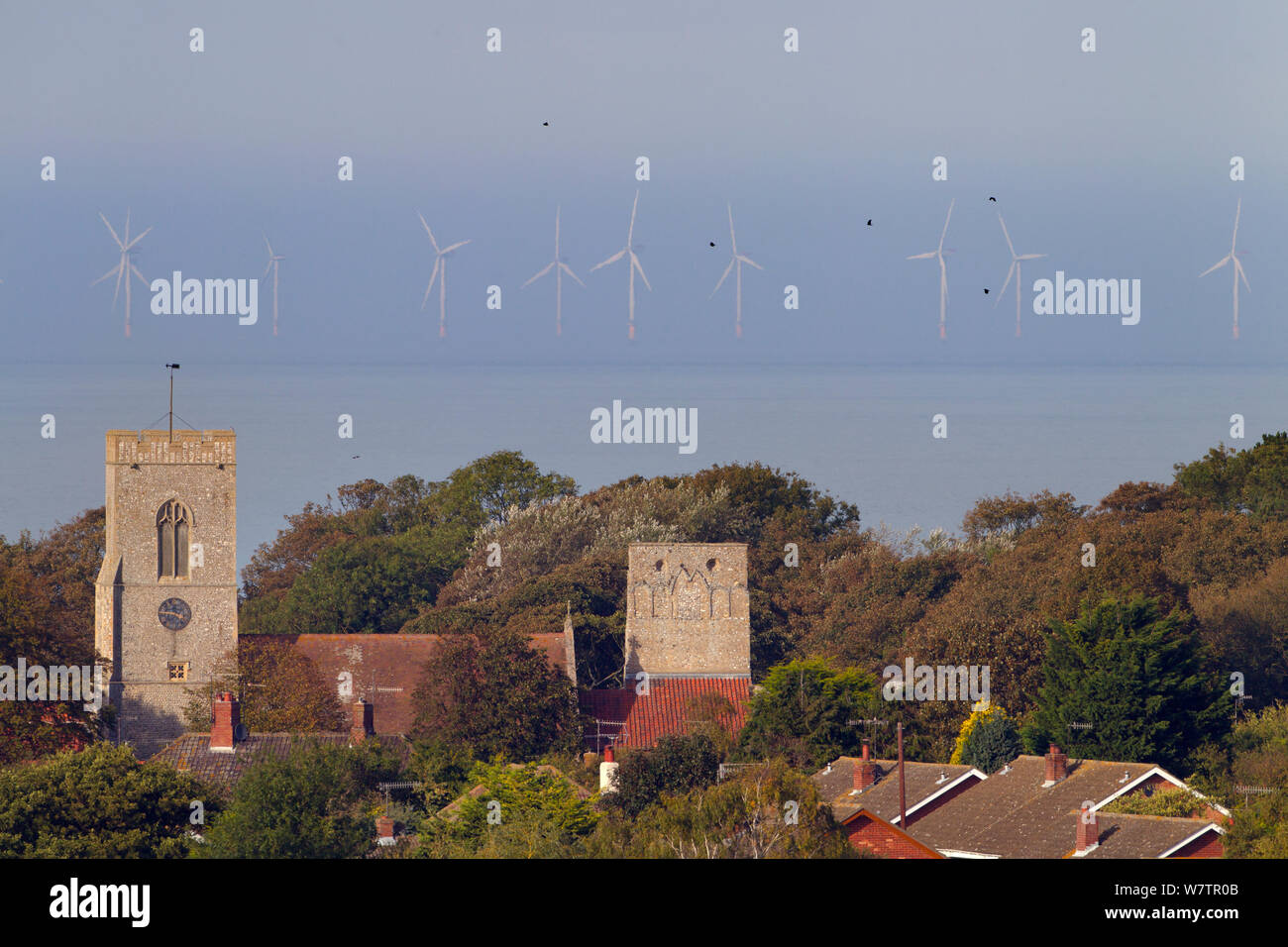 Kirche mit Nordsee Windpark in der Entfernung, Weybourne, Norfolk, Großbritannien, Oktober 2013. Stockfoto