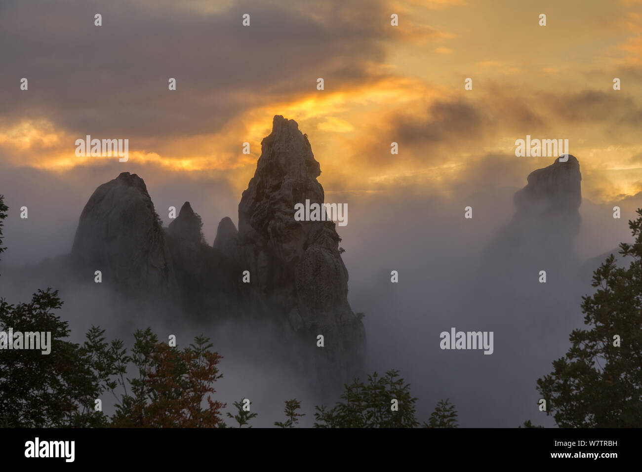 Lukanischen Berge in Wolken bei Sonnenuntergang, Basilikata, Italien, Oktober 2013. Stockfoto