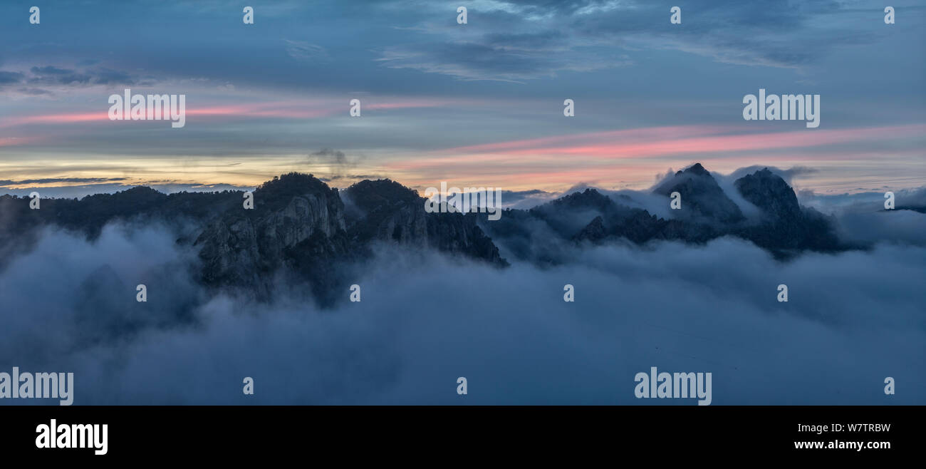 Lukanischen Berge bei Sonnenuntergang mit Wolken. Mit Skilift Kabel unten rechts, Basilicata, Italien sichtbar. Oktober 2013. Stockfoto