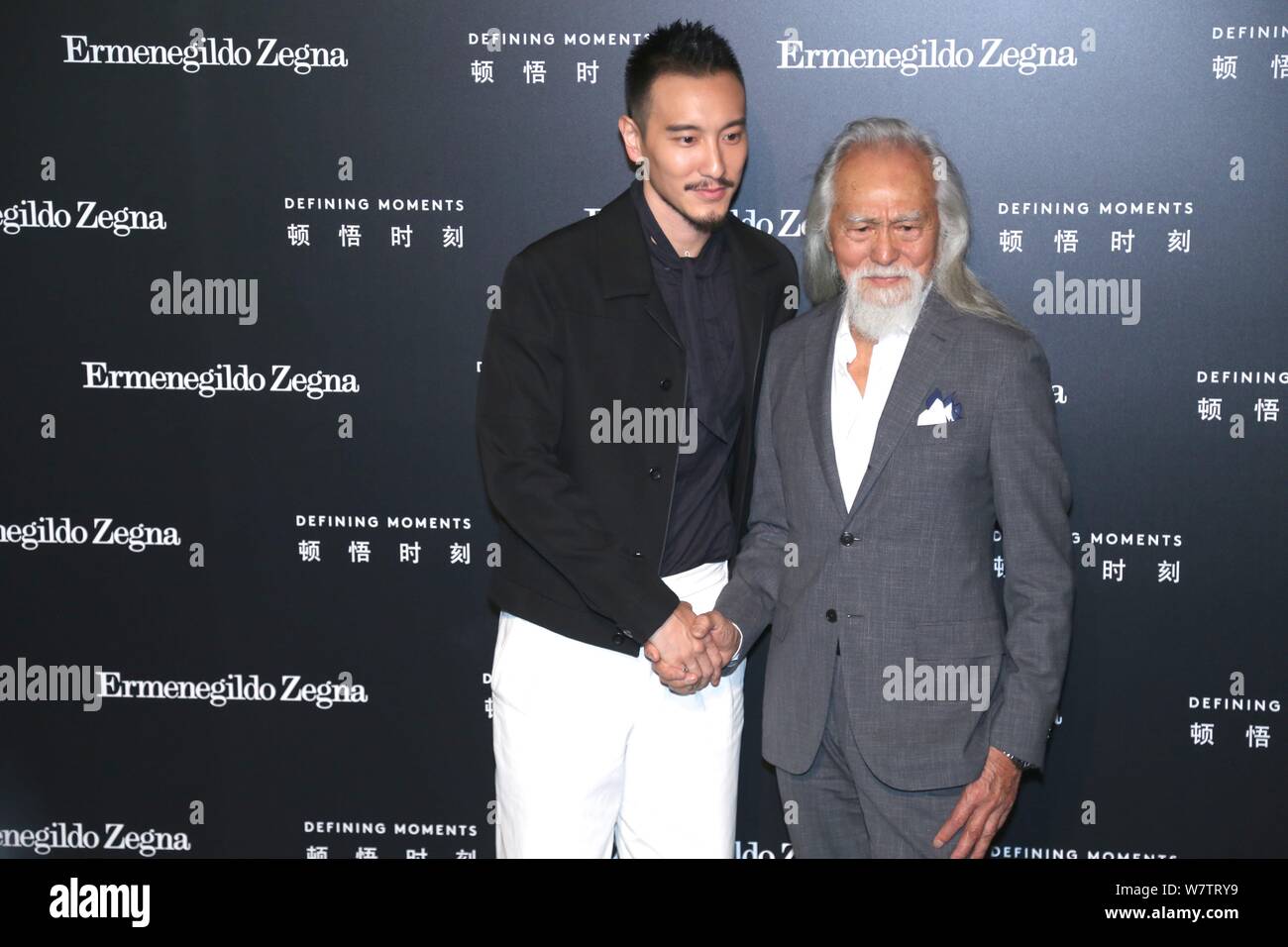 Der 81-jährige chinesische Modell Wang Deshun, rechts, und American-born taiwanesische Schauspielerin und Modell Sunny Wang darstellen, wie sie an der Ermenegildo Zegna 'Def ankommen Stockfoto