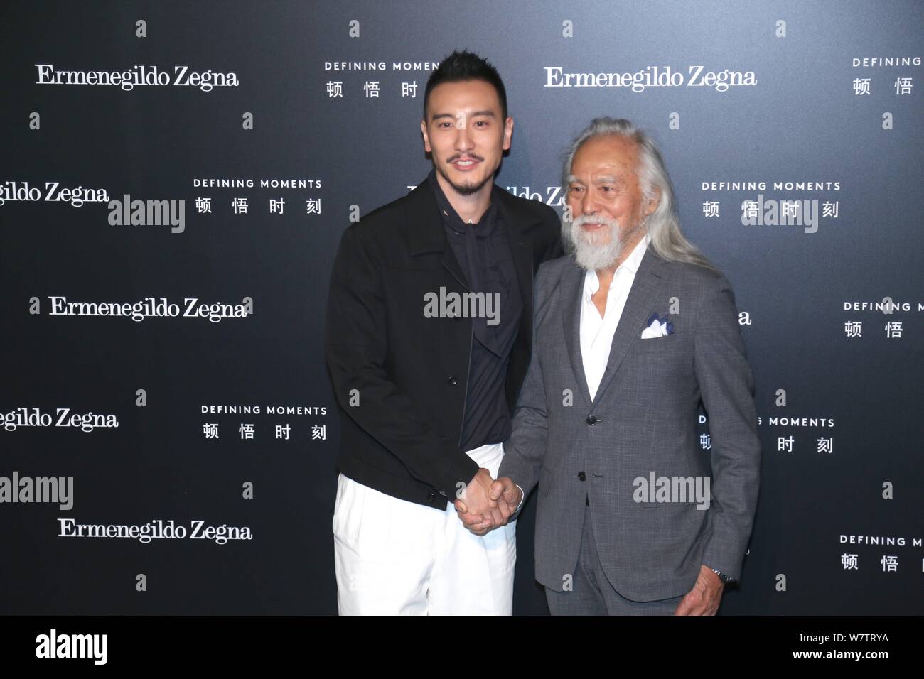 Der 81-jährige chinesische Modell Wang Deshun, rechts, und American-born taiwanesische Schauspielerin und Modell Sunny Wang darstellen, wie sie an der Ermenegildo Zegna 'Def ankommen Stockfoto
