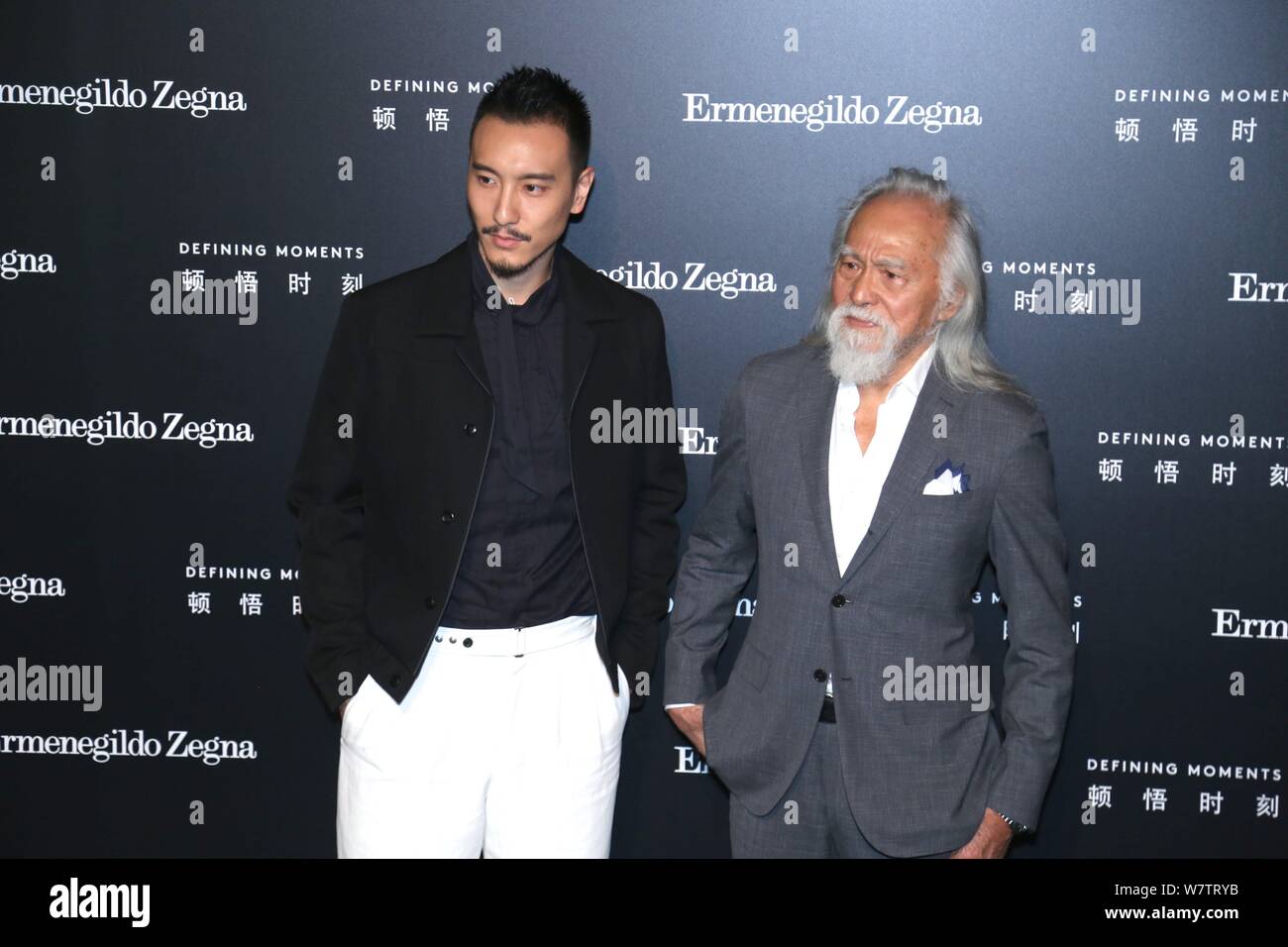 Der 81-jährige chinesische Modell Wang Deshun, rechts, und American-born taiwanesische Schauspielerin und Modell Sunny Wang darstellen, wie sie an der Ermenegildo Zegna 'Def ankommen Stockfoto