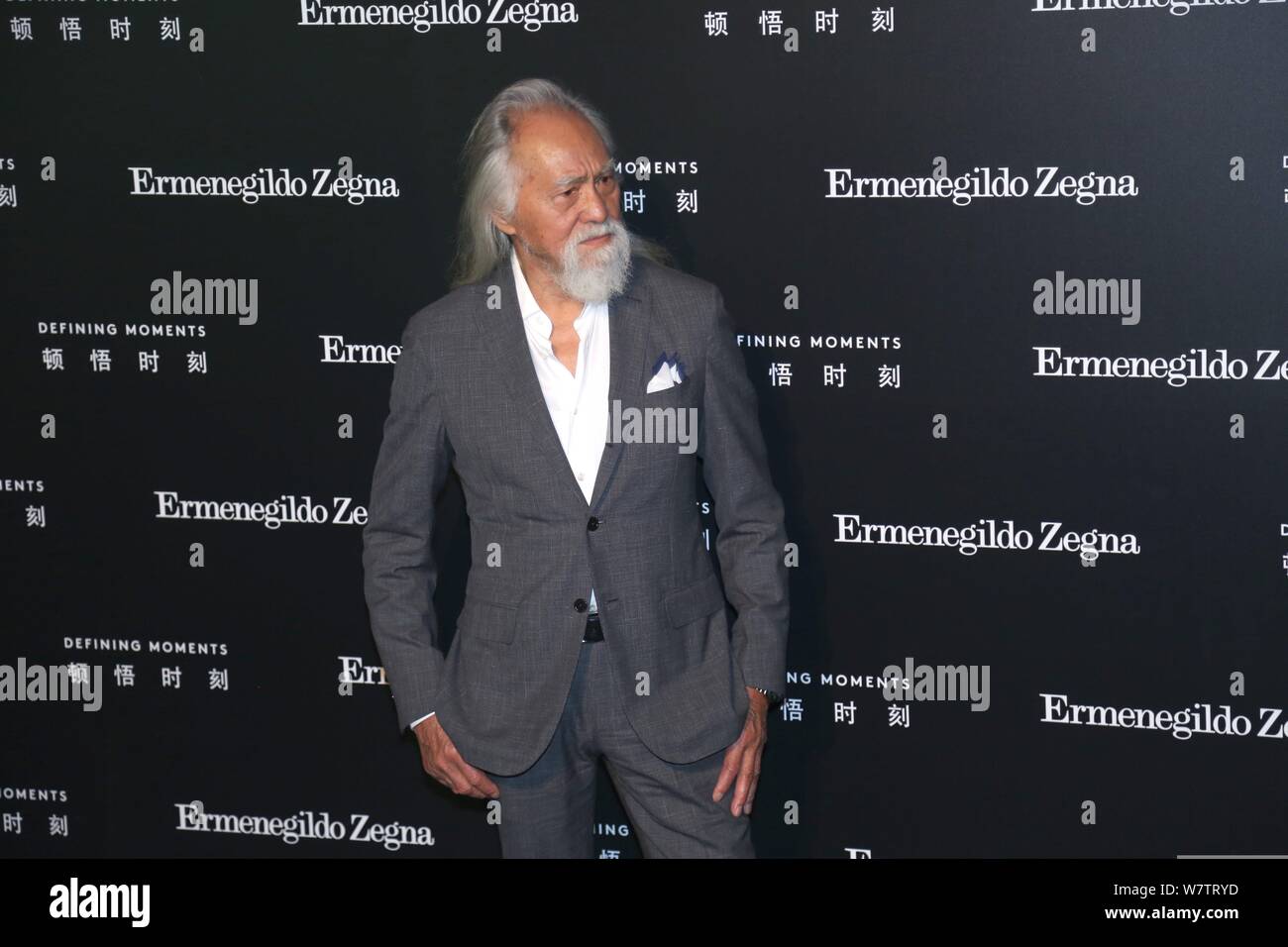 Der 81-jährige chinesische Modell Wang Deshun stellt, als er auf die Ermenegildo Zegna 'Dkommt Entwicklung Momente' Kampagne in Shanghai, China, 9. Mai 2017. *** Loc Stockfoto
