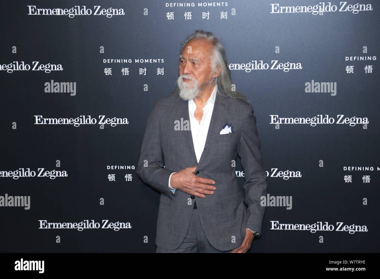Der 81-jährige chinesische Modell Wang Deshun stellt, als er auf die Ermenegildo Zegna 'Dkommt Entwicklung Momente' Kampagne in Shanghai, China, 9. Mai 2017. *** Loc Stockfoto