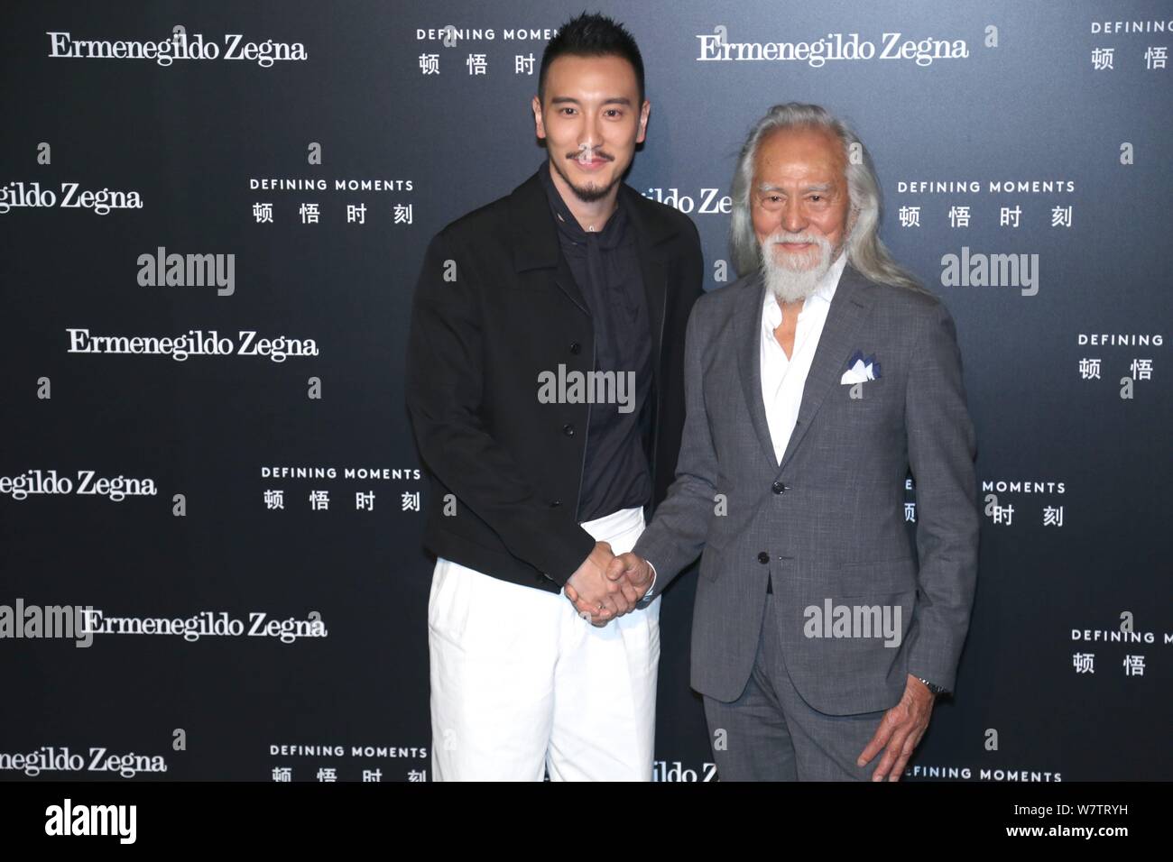 Der 81-jährige chinesische Modell Wang Deshun, rechts, und American-born taiwanesische Schauspielerin und Modell Sunny Wang darstellen, wie sie an der Ermenegildo Zegna 'Def ankommen Stockfoto