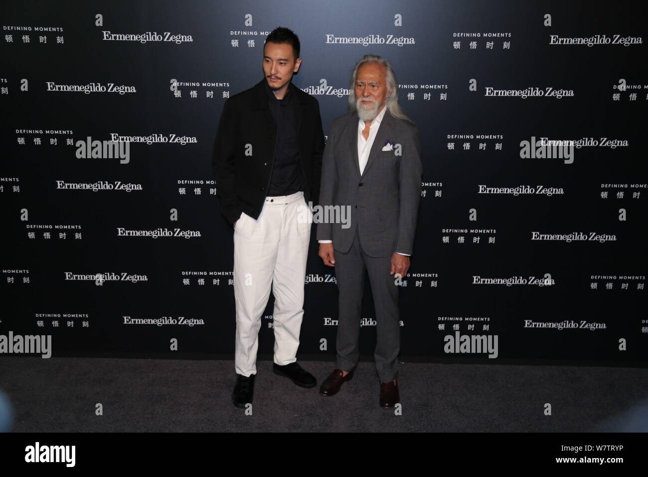 Der 81-jährige chinesische Modell Wang Deshun, rechts, und American-born taiwanesische Schauspielerin und Modell Sunny Wang darstellen, wie sie an der Ermenegildo Zegna 'Def ankommen Stockfoto