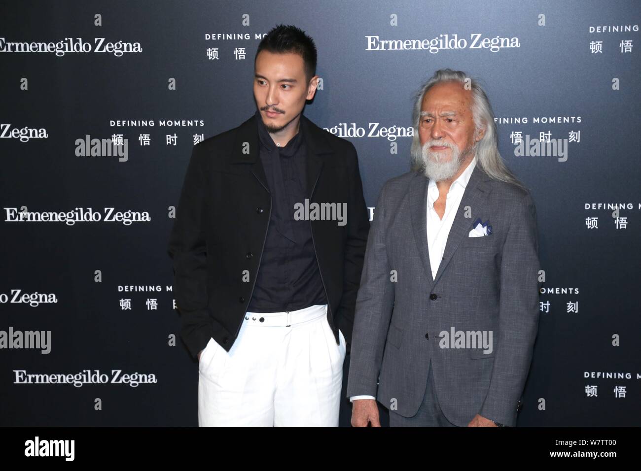 Der 81-jährige chinesische Modell Wang Deshun, rechts, und American-born taiwanesische Schauspielerin und Modell Sunny Wang darstellen, wie sie an der Ermenegildo Zegna 'Def ankommen Stockfoto