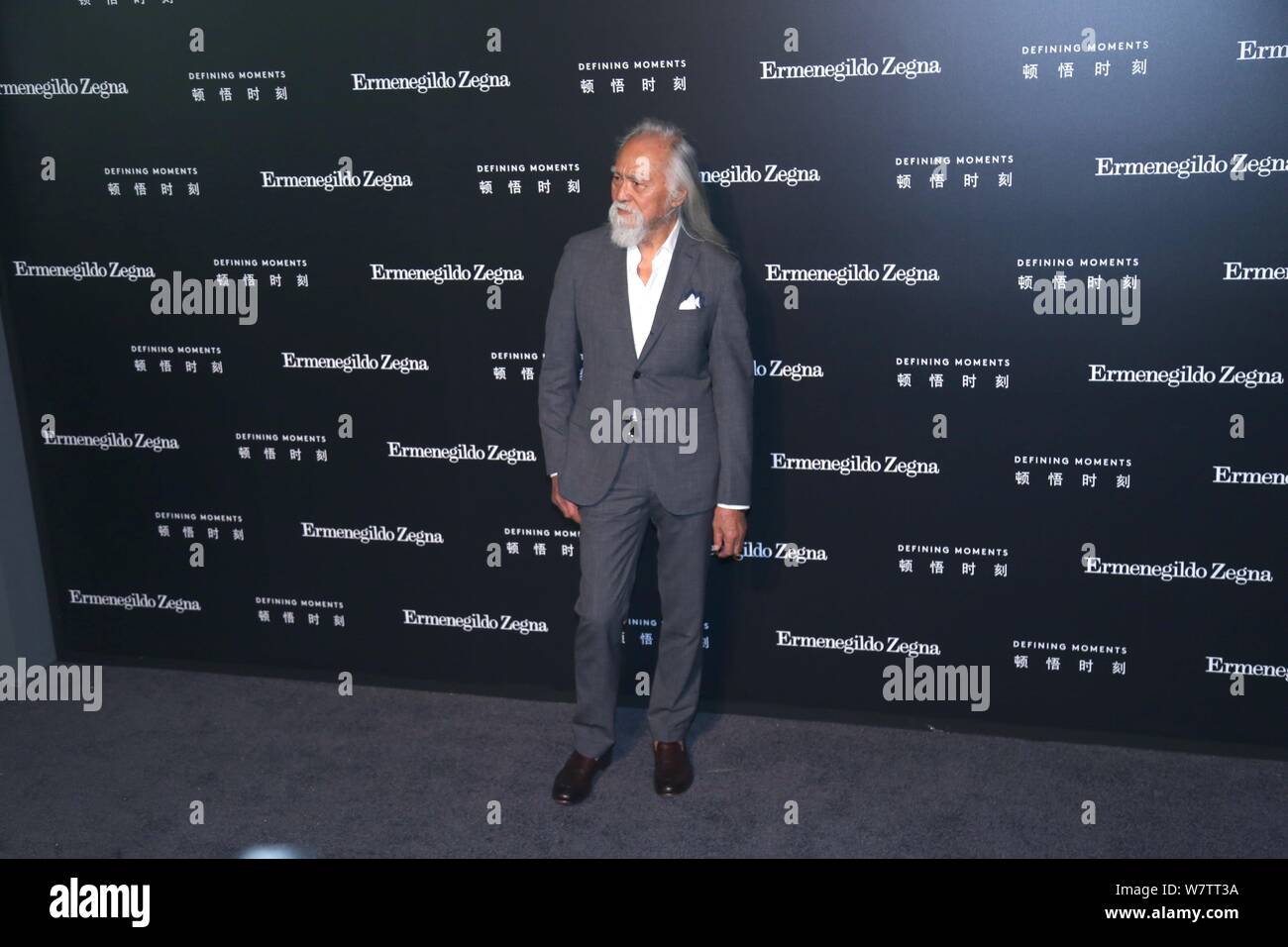 Der 81-jährige chinesische Modell Wang Deshun stellt, als er auf die Ermenegildo Zegna 'Dkommt Entwicklung Momente' Kampagne in Shanghai, China, 9. Mai 2017. *** Loc Stockfoto