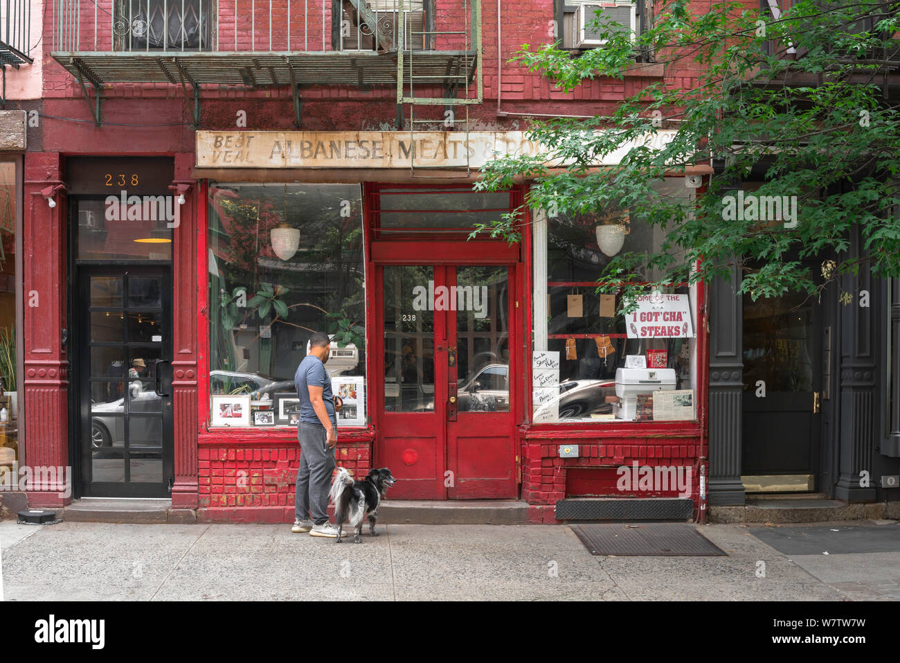 Nolita New York, Blick auf einen Mann, der in ein traditionelles Metzgerei-Fenster (Albanese Meats) in Elizabeth Street, Nolita, New York City schaut. Stockfoto