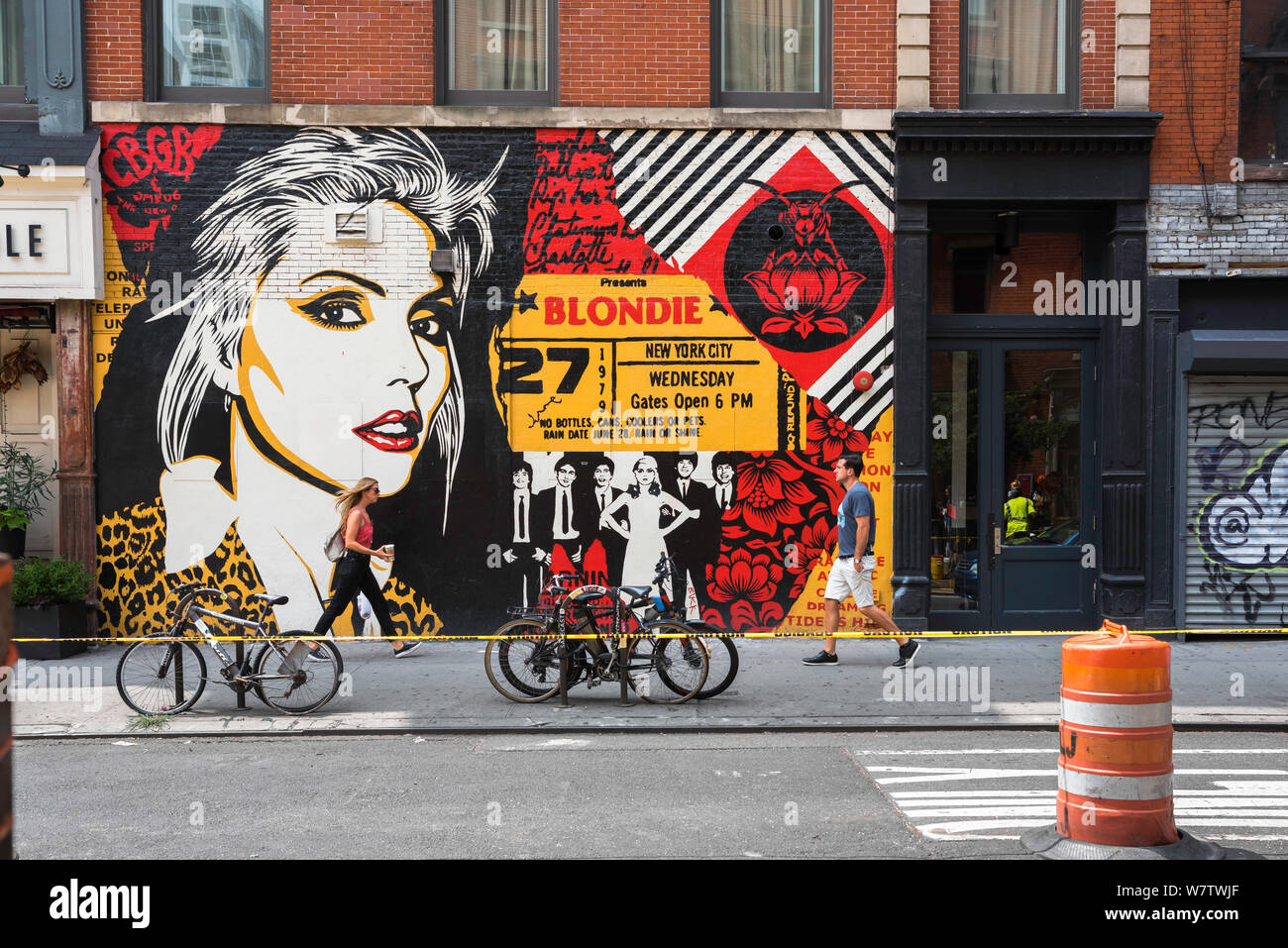 East Village New York, im Sommer sehen Sie Street Art im East Village / Bowery, die die Musik von Debbie Harry und Blondie, Manhattan, NYC, feiert Stockfoto