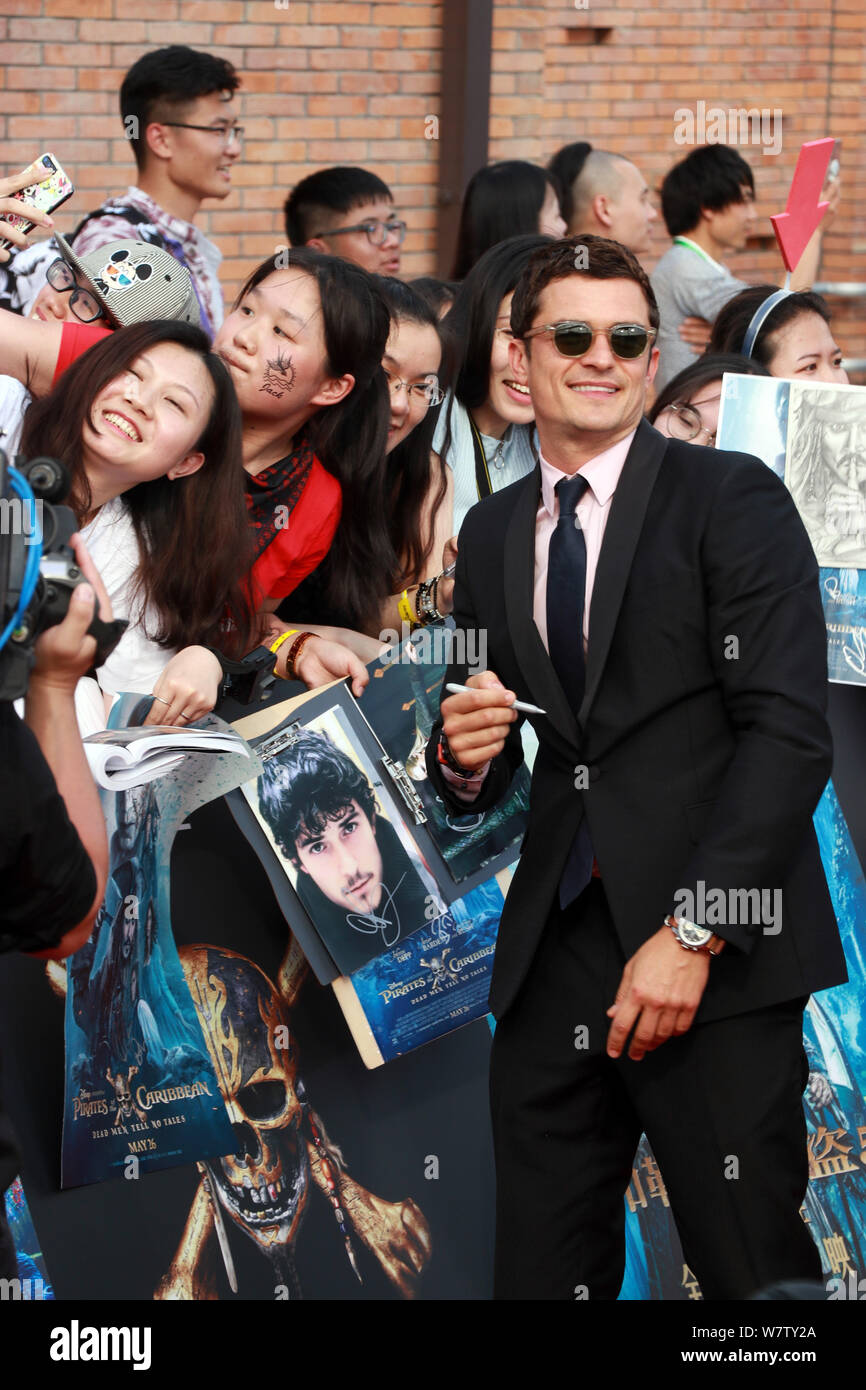 Englisch Schauspieler Orlando Bloom Autogramme für die Fans am roten Teppich  zur Premiere seines neuen Films "Fluch der Karibik: Dea Stockfotografie -  Alamy