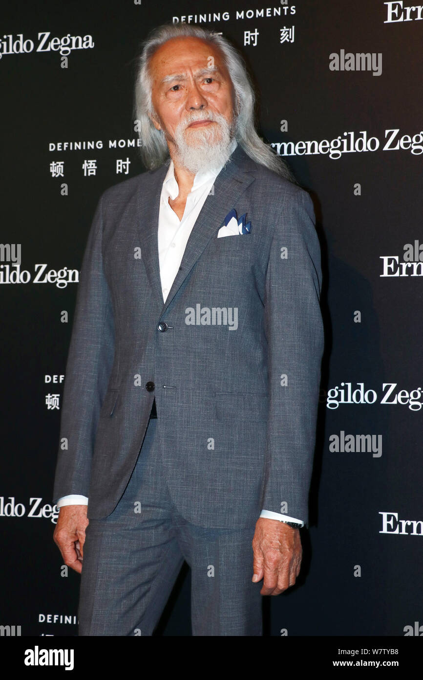 Der 81-jährige chinesische Modell Wang Deshun stellt, als er auf die Ermenegildo Zegna 'Dkommt Entwicklung Momente' Kampagne in Shanghai, China, 9. Mai 2017. *** Loc Stockfoto