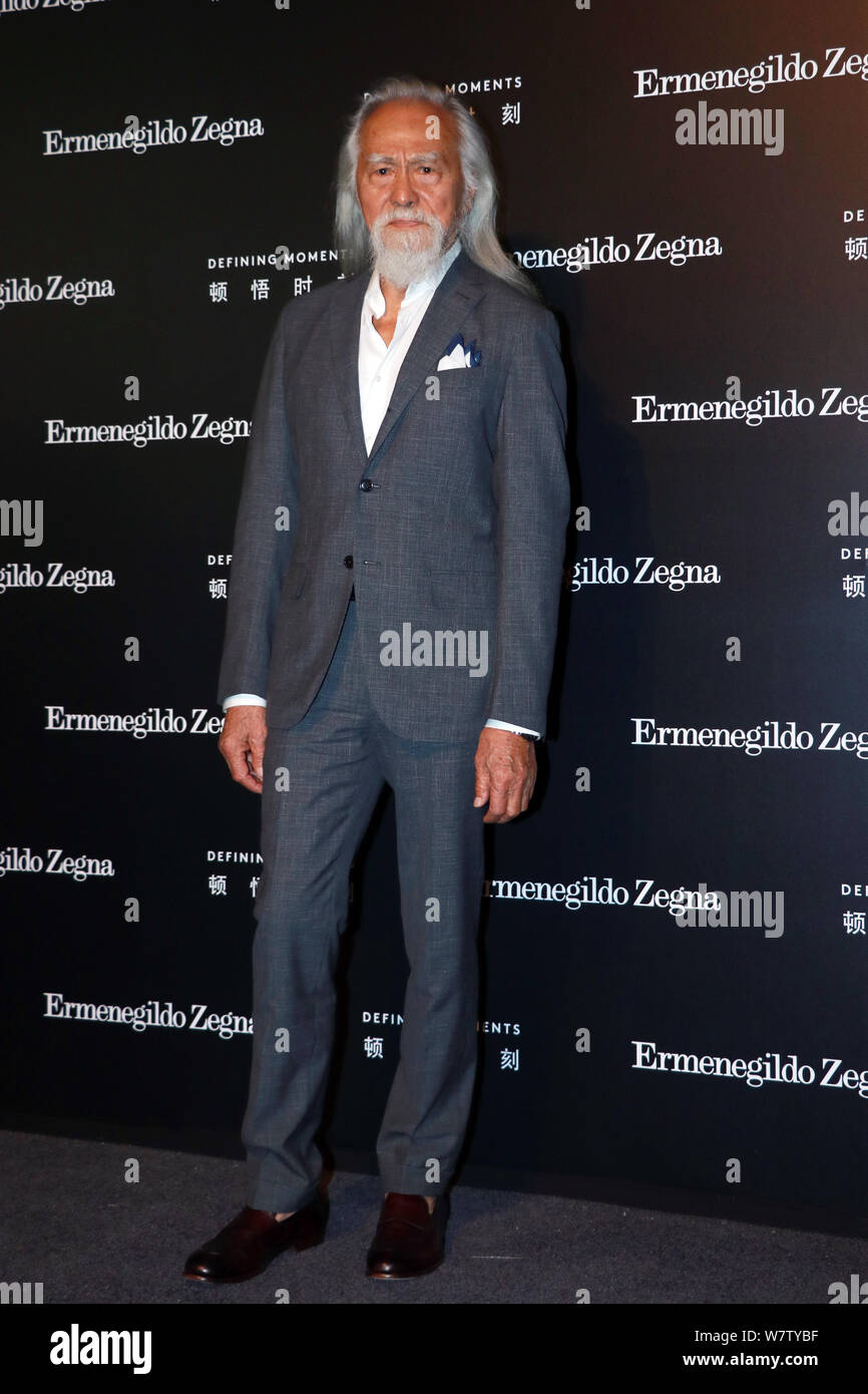 Der 81-jährige chinesische Modell Wang Deshun stellt, als er auf die Ermenegildo Zegna 'Dkommt Entwicklung Momente' Kampagne in Shanghai, China, 9. Mai 2017. *** Loc Stockfoto