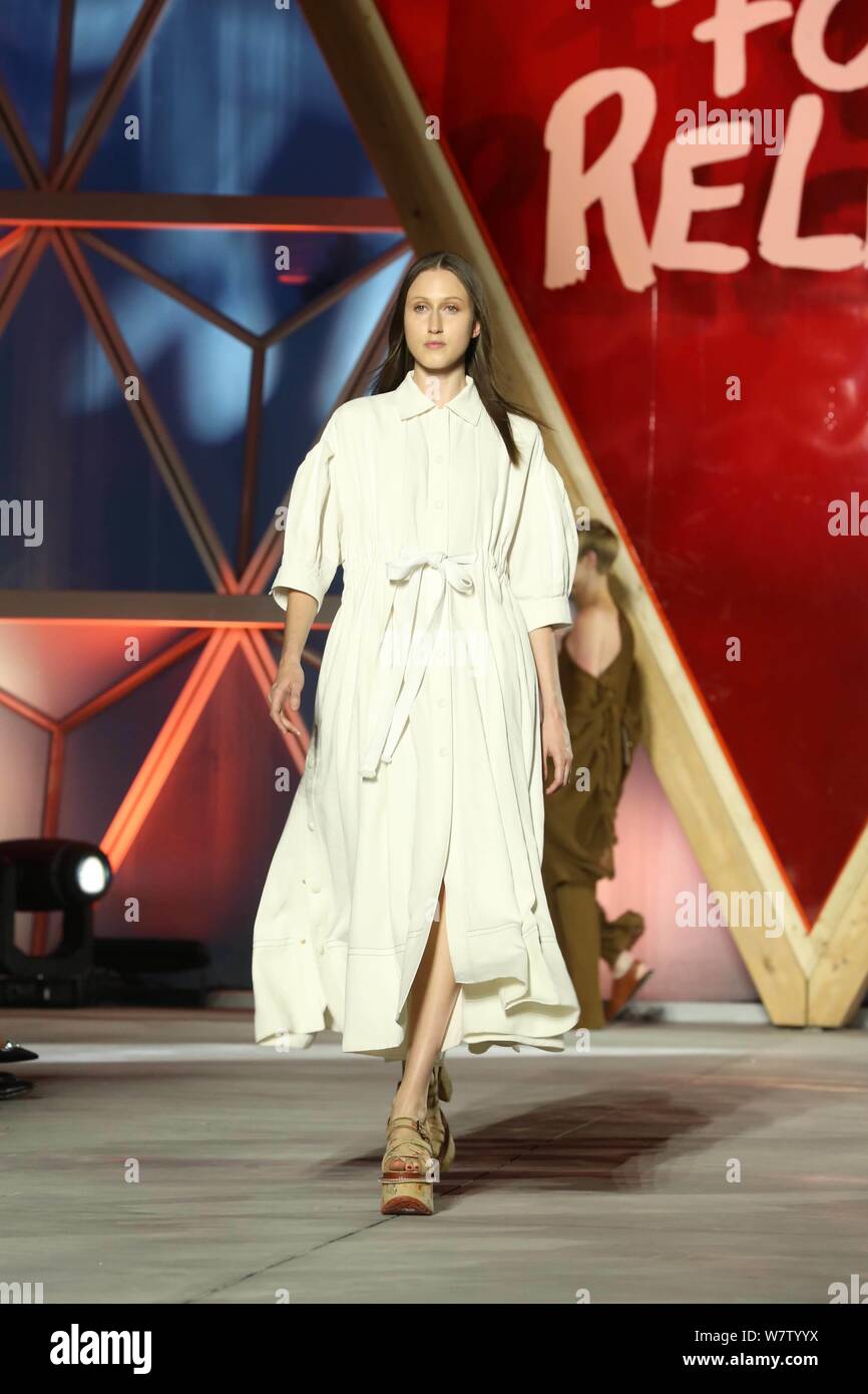 Niederländische Modell Anne Cleveland zeigt eine neue Schöpfung in der Mode 2017 für Relief Charity Gala in Cannes, Frankreich, 21. Mai 2017. Stockfoto