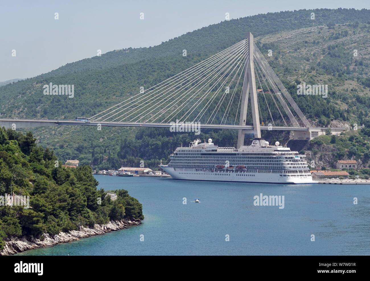 Dubrovnik, Kroatien. 15 Juni, 2019. Kreuzfahrtschiffe in den Hafen von Gruz, das Schiff Viking Star Dübel unter der Franjo-Tu · Mann Bridge (Brücke von Dubrovnik). Die Entfernung zur Altstadt mit der alten Stadtmauer kann man mit dem Bus oder Taxi abgedeckt werden. Credit: Soeren Stache/dpa-Zentralbild/ZB/dpa/Alamy leben Nachrichten Stockfoto