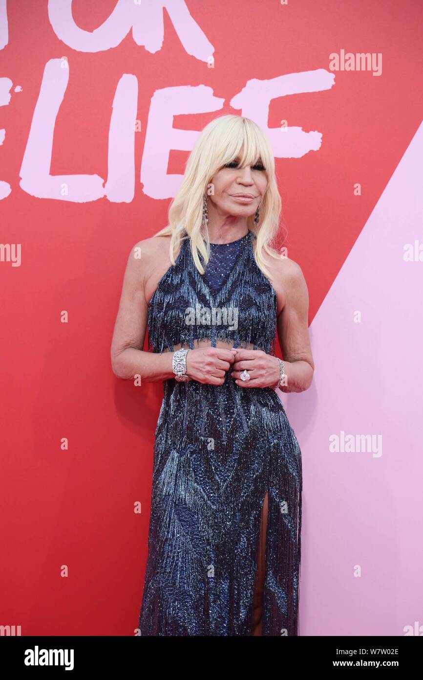 Der italienischen Modedesignerin Donatella Versace kommt auf dem roten Teppich der Mode 2017 für Relief Charity Gala in Cannes, Frankreich, 21. Mai 2017. Stockfoto