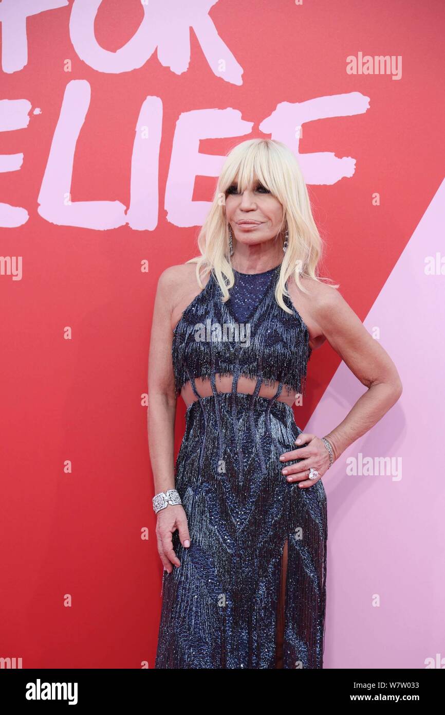Der italienischen Modedesignerin Donatella Versace kommt auf dem roten Teppich der Mode 2017 für Relief Charity Gala in Cannes, Frankreich, 21. Mai 2017. Stockfoto