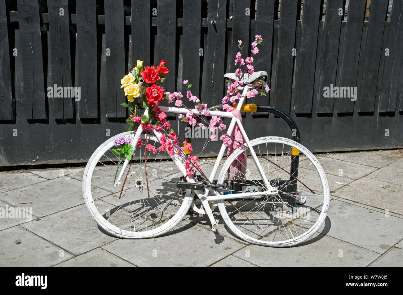 Weiß mit rosa Blüten und rote und gelbe Rosen geschmückt, Dalston Junction, Kanzleien, England, UK, Mai 2013. Stockfoto