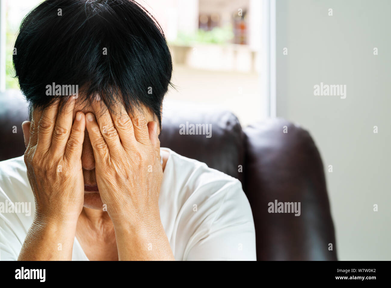 Gedrückt, alte Frau, alte Frau Hand ihr Gesicht mit einem unglücklichen Gefühl schließen Stockfoto