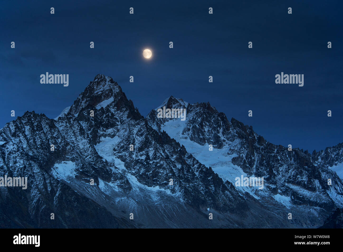 Aiguilles bei Nacht mit Vollmond über die Berge Landschaft, Chamonix, Haute Savoie, Frankreich, September 2012. Stockfoto