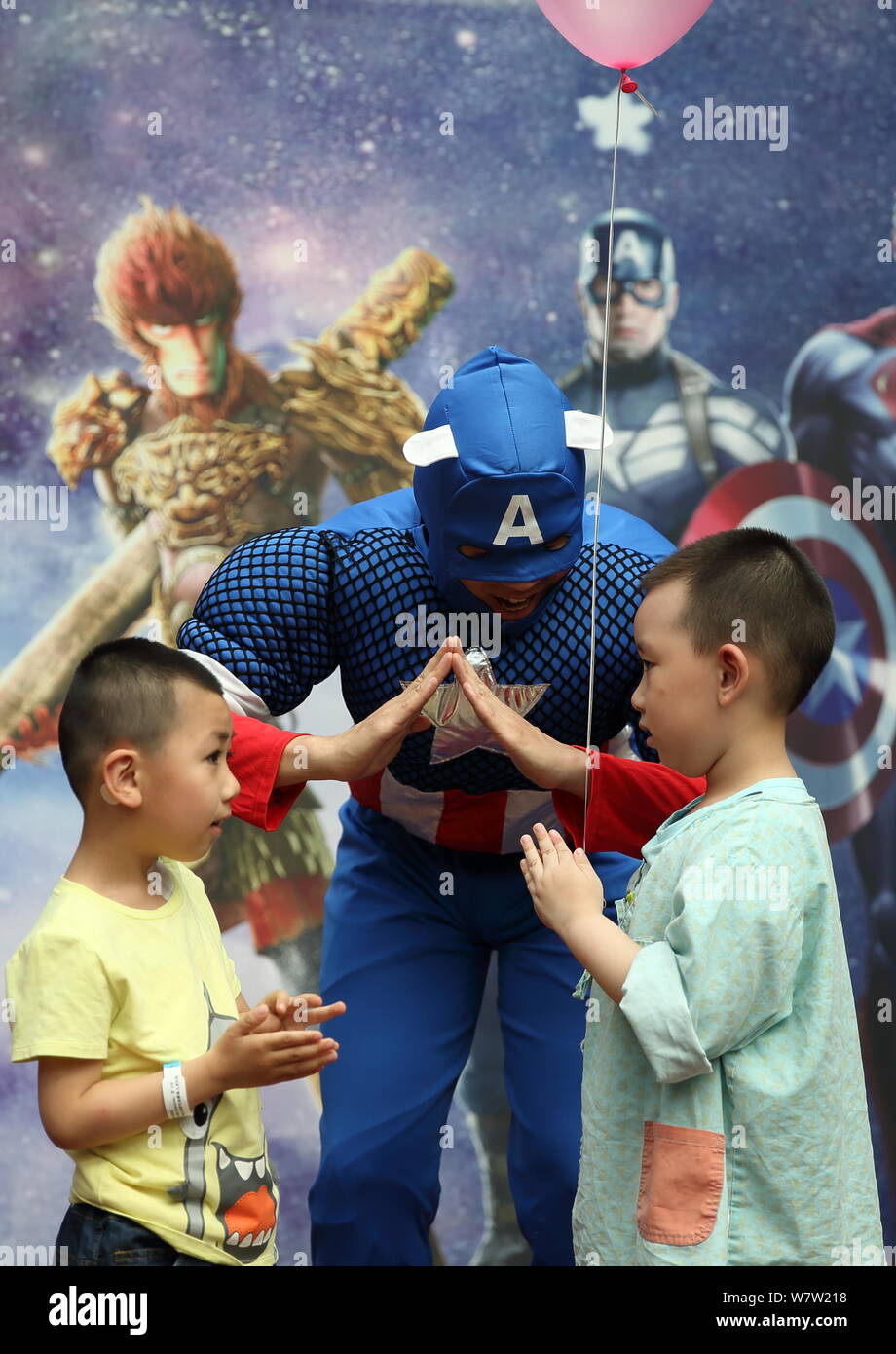 Ein chinesischer Mitarbeiter gekleidet wie Captain America spielt mit Kindern in der Hauptstadt Institut für Pädiatrie in Peking, China, 26. Mai 2017. Foto Stockfoto