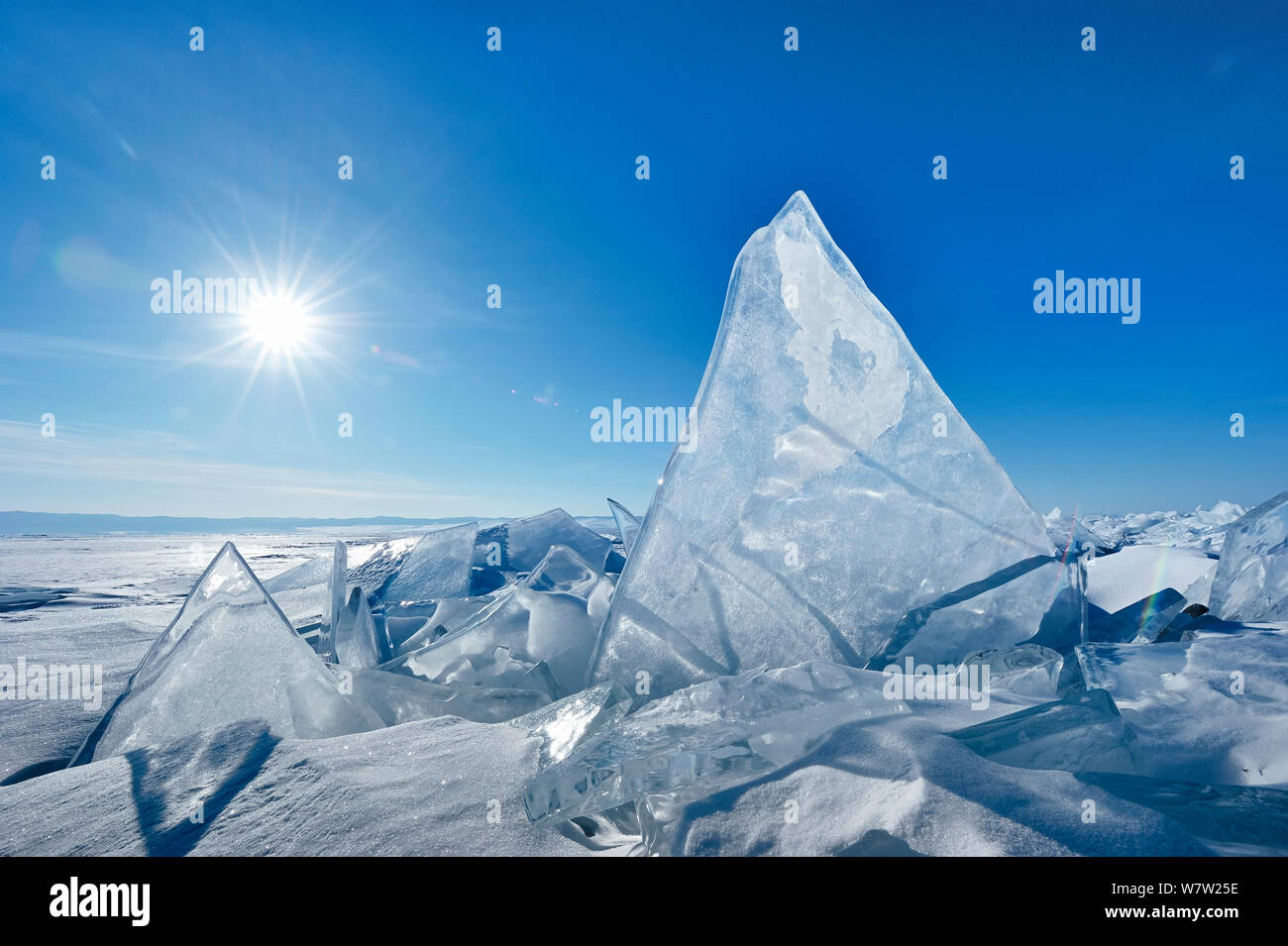 Risse im Eis Haufen in der Nähe der Ufer des Baikalsees an einem sonnigen Tag, Baikalsee, Sibirien, Russland, März. Stockfoto