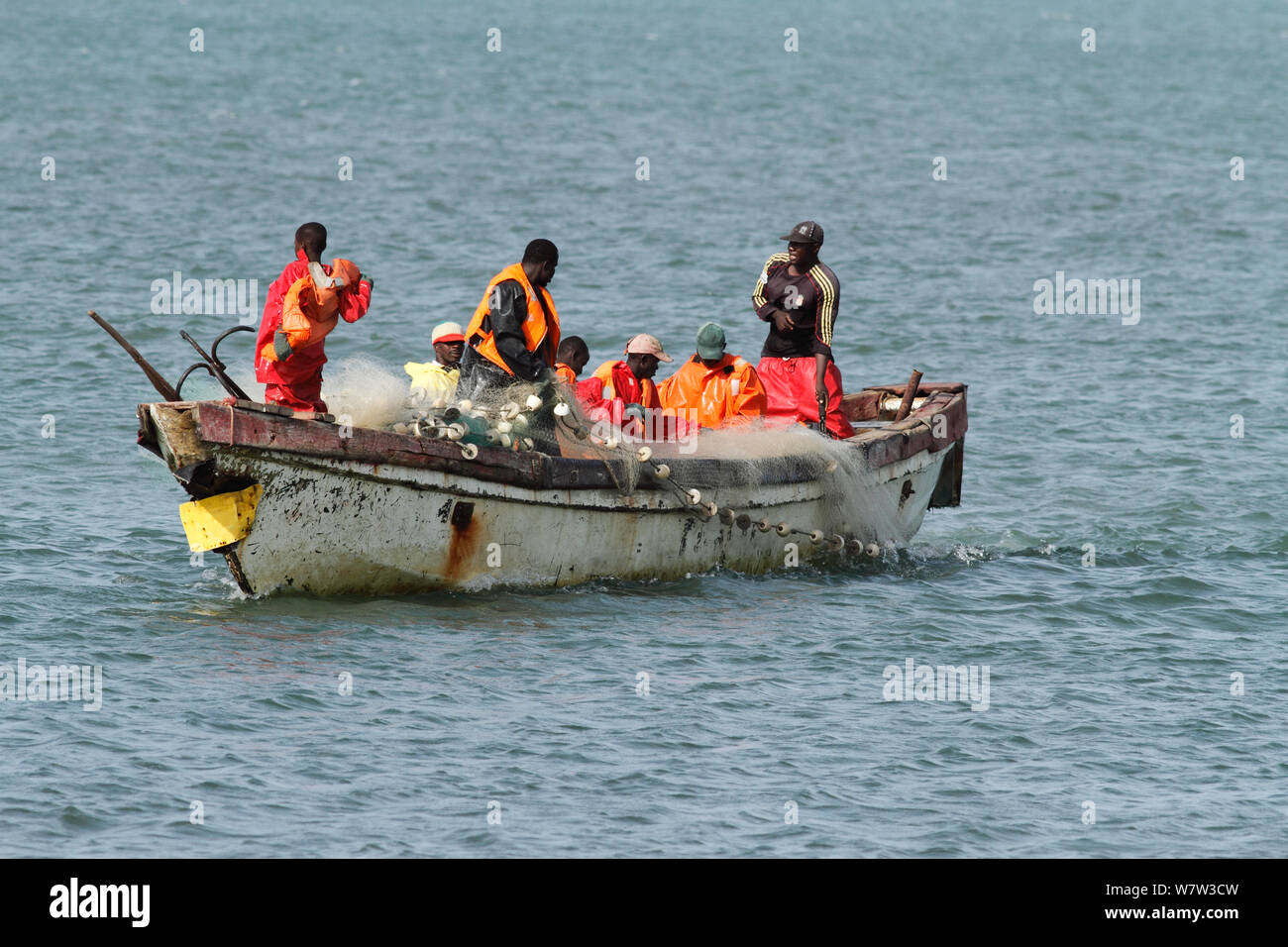 Fischer im Boot, Tanji Strand, Gambia, Westafrika. Stockfoto